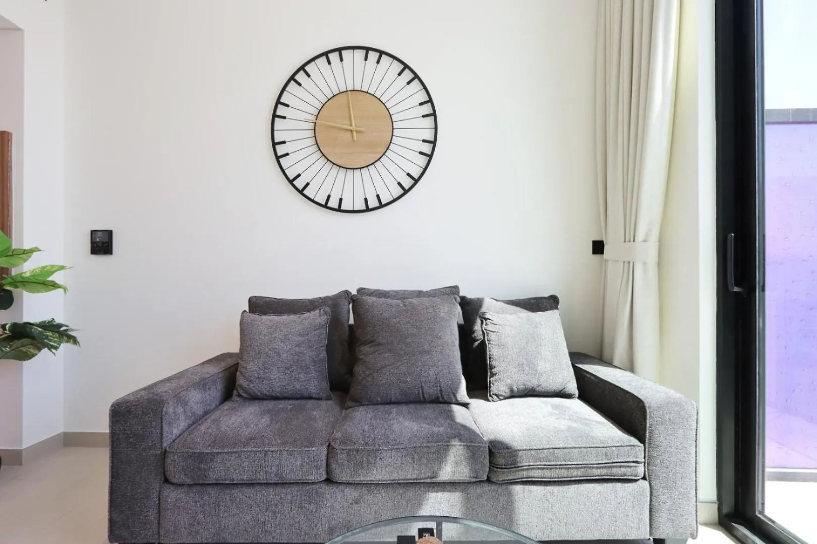 Livbnb-Urban Getaway 1Bhk With Jvc Skyline View Dubai