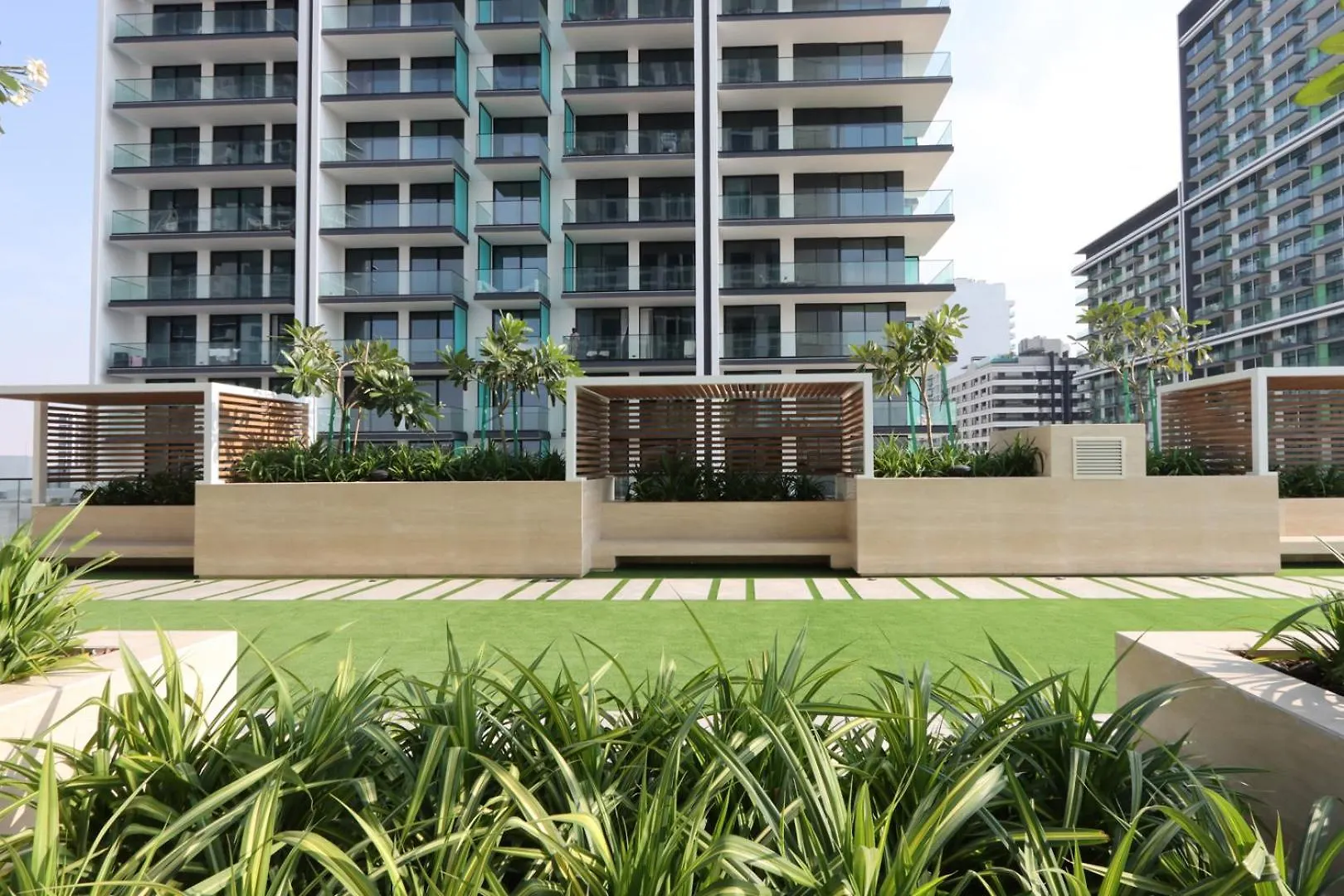 Livbnb-Urban Getaway 1Bhk With Jvc Skyline View Dubai Apartment